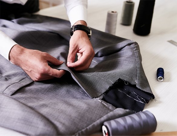 Tailor vs. tailor-made suit. Are they the same thing?